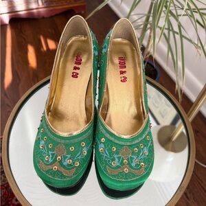 UNUSUAL GREEN AND GOLD EMBROIDERED WEDGES